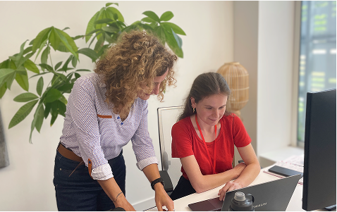 Deux employées de CDL collaborent sur un projet