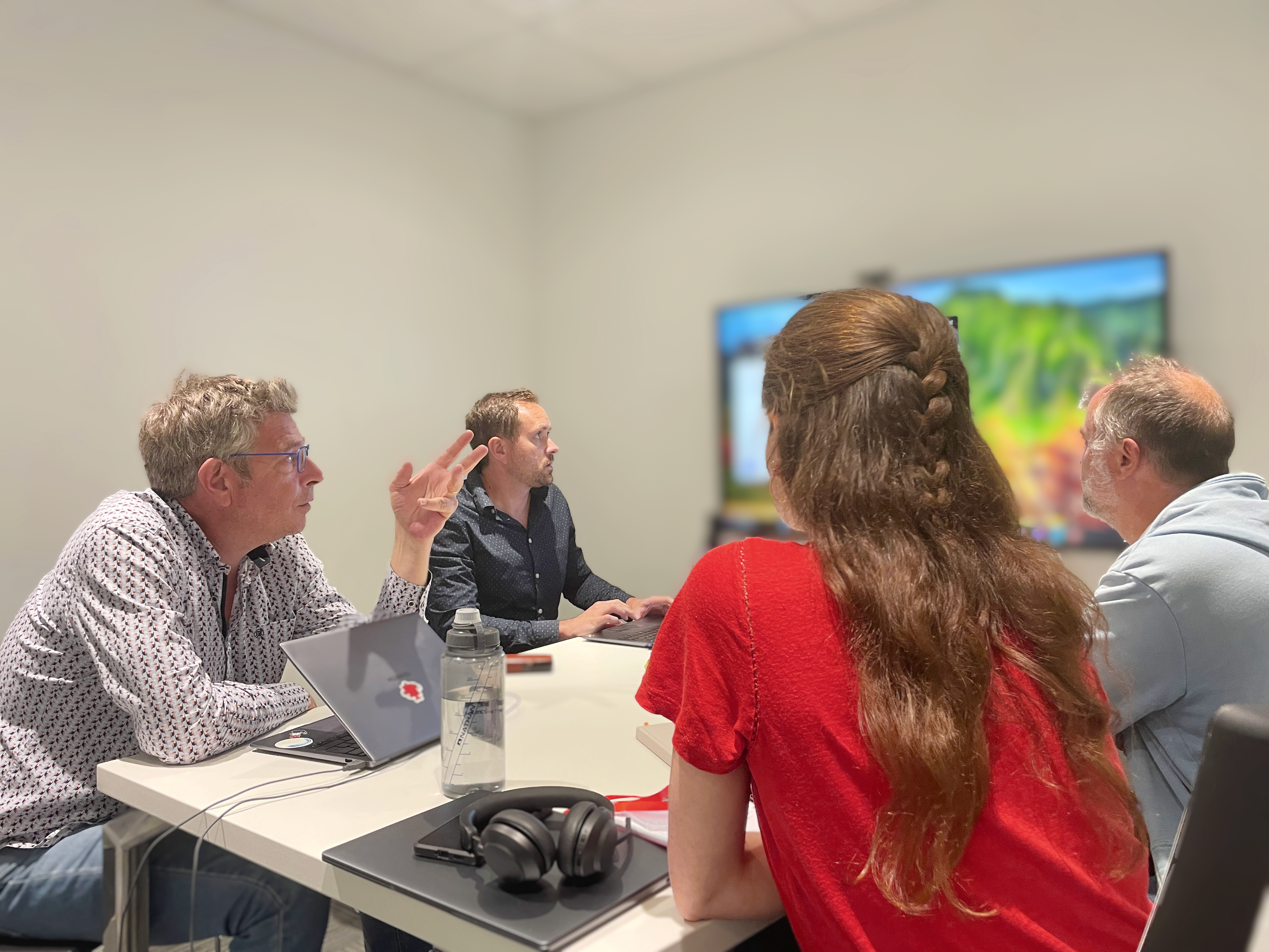Photos montrant des employés CDL en pleine réunion avec un client